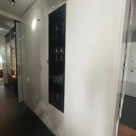Luxe Flat With Private Garage,teracce アパート *