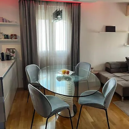 Luxe Flat With Private Garage,teracce * スプリト
