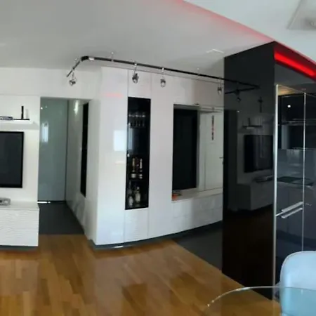 Luxe Flat With Private Garage,teracce アパート *