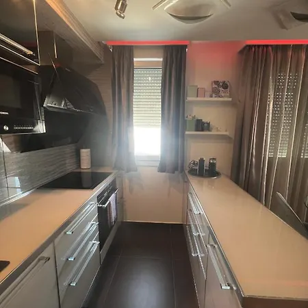 Luxe Flat With Private Garage,teracce 斯普利特