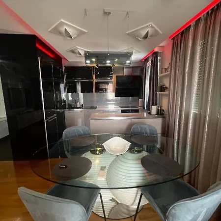 Luxe Flat With Private Garage,teracce 公寓